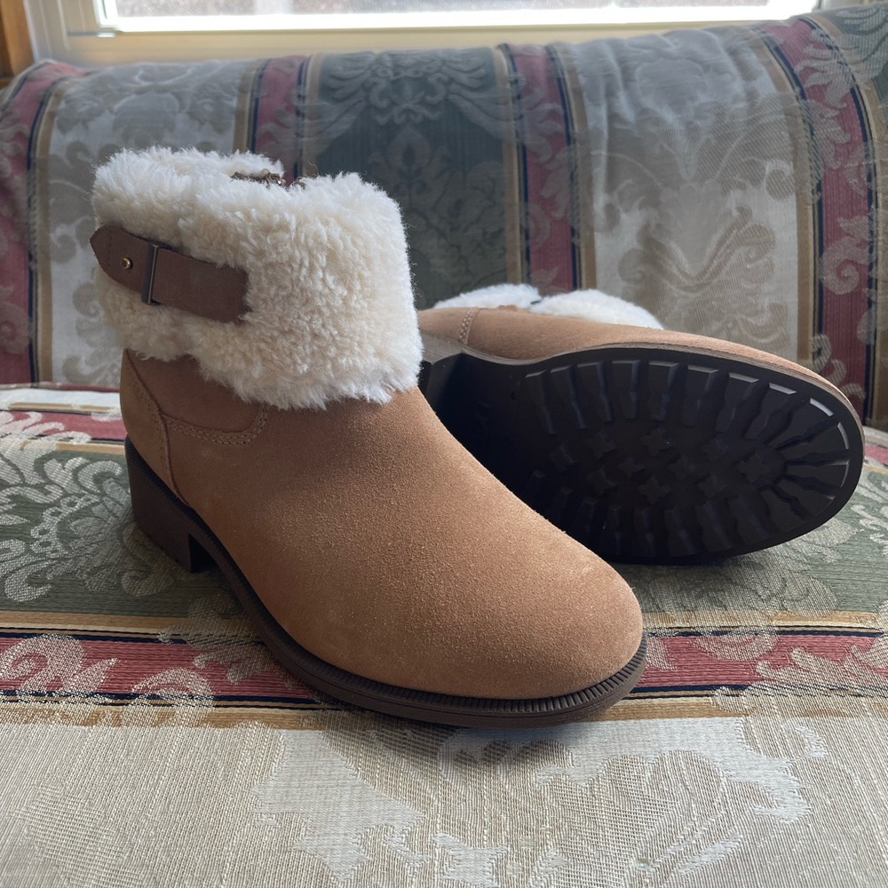 UGG Bodie Genuine Shearling Cuff Boot. Size 8 Women